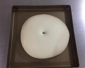 将揉好的面团稍微整圆，放入容器内，盖上保鲜膜进行第一次发酵。发酵温度室温27度，发酵至原来的两倍大。发酵好的面团，手指粘粉在面团中心戳一个洞，面团不会回缩就是发酵好了。