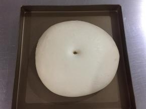 将揉好的面团稍微整圆，放入容器内，盖上保鲜膜进行第一次发酵。发酵温度室温27度，发酵至原来的两倍大。发酵好的面团，手指粘粉在面团中心戳一个洞，面团不会回缩就是发酵好了。