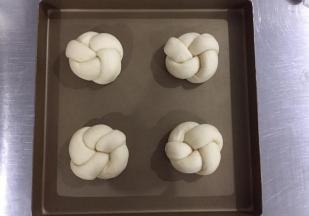 然后把面团整形好后整齐地放在烤盘上，进行最后一次发酵，温度35度，大约发酵40分钟。如何判断面团发酵好了呢，首先发酵的面团体积变大，用手指沾一点面粉轻轻压面团的侧面，按压后下陷，不回弹，就是发酵好了。