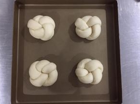 然后把面团整形好后整齐地放在烤盘上，进行最后一次发酵，温度35度，大约发酵40分钟。如何判断面团发酵好了呢，首先发酵的面团体积变大，用手指沾一点面粉轻轻压面团的侧面，按压后下陷，不回弹，就是发酵好了。