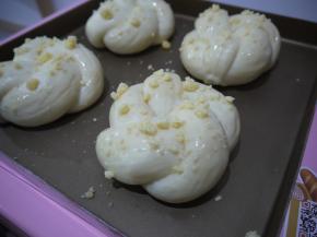 面包发酵完后刷上蛋液，撒上酥粒就可以进烤箱烘烤。