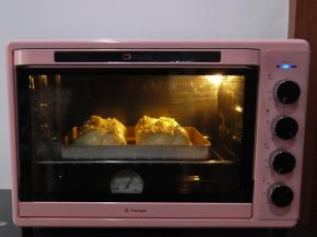 烤箱提前预热，上下火190度，中下层烘烤15分钟左右。