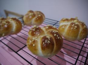 面包烤好后取出，放在冷却架上晾凉即可食用。