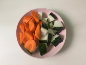 冬瓜用清水洗干净，不用去皮，切成大块，红萝卜洗净后去皮，切成滚刀块备用。