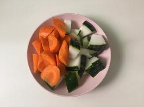 冬瓜用清水洗干净，不用去皮，切成大块，红萝卜洗净后去皮，切成滚刀块备用。