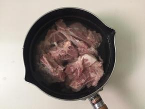 排骨清洗干净后用清水浸泡半小时，浸泡是为了把排骨里的血水排出来，然后冷水下锅焯水，煮到水开了就关火。