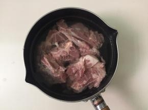 排骨清洗干净后用清水浸泡半小时，浸泡是为了把排骨里的血水排出来，然后冷水下锅焯水，煮到水开了就关火。