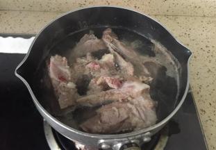 水开后会看到很多浮沫，这时把排骨捞出，用水把排骨冲洗干净。