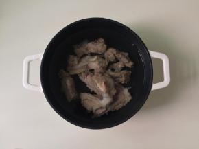 把焯过水的排骨放进汤煲，加入足量的水，然后开大火把水煮沸。