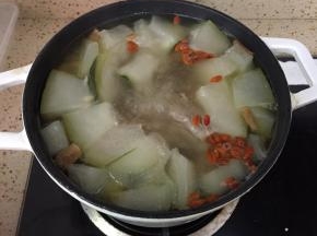 小火煲了30分钟后，再加入枸杞小火煲30分钟。枸杞煮的时间不能过长，时间长了枸杞的营养成分就会降低，一般都是最后的30分钟放就可以了。因为用了铸铁锅，所以我缩短了煲汤的时间。总共1个小时就煮好了。盐在喝汤时加入即可，经过长时间熬煮的冬瓜变得软糯，由于没有去皮，冬瓜依然保持完整的一块，没有煮化。