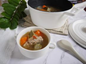 清热解暑的冬瓜排骨汤就做好了，边排骨经过1小时的熬煮肉质变得酥烂，又嫩还不柴，冬瓜肉绵软，入口即化，非常适合夏天喝。