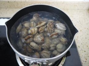 锅中烧水，水开了之后把花甲倒进去，加2片姜片去腥，煮至花甲开口。