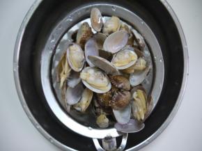 花甲煮至开口后要立刻捞出，然后用清水冲洗干净，这样可以使花甲肉更加爽脆，沥干水份备用。煮花甲的时间不宜太久，开口就要取出，因为还要回锅炒，否则会煮太老。