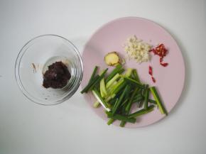 把大蒜切碎、姜切片、辣椒、香葱切段备用。