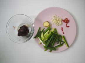 把大蒜切碎、姜切片、辣椒、香葱切段备用。