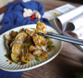 香辣的炒花甲做好啦，来杯小酒更搭，夏天这样吃最爽了。