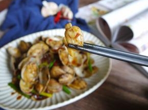 香辣的炒花甲做好啦，来杯小酒更搭，夏天这样吃最爽了。