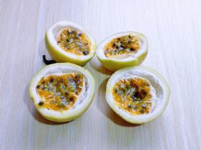 将百香果切开，对半开即可。