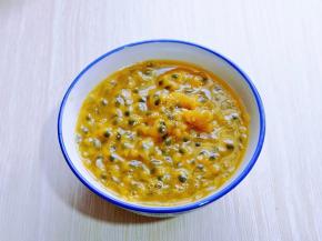 再借助小勺将果肉挖出。