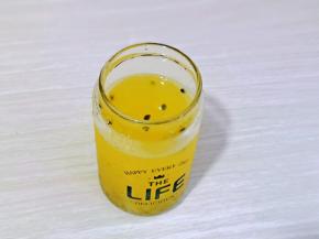 将百香果肉放入纯净水的杯中，用小勺搅拌均匀。