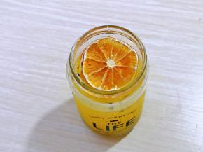 再加入柠檬片。