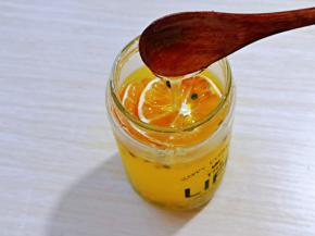 按个人喜好加入蜂蜜，搅拌均匀放上洗干净的薄荷叶即可。