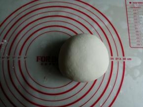 糖和酵母溶于水，酵母水倒入面粉里，盐和面粉提前混合一下，用筷子拌成絮状，再揉成光滑的面团。