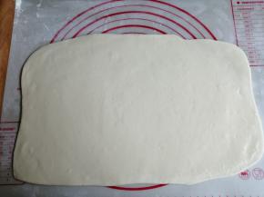 把面团擀成长方形，上面抹一层薄薄的玉米油，我直接上手抹的，你也可以用毛刷刷
