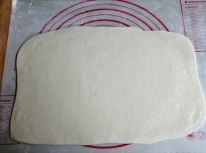 把面团擀成长方形，上面抹一层薄薄的玉米油，我直接上手抹的，你也可以用毛刷刷