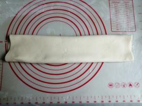 进行三折，把两边不齐的切掉