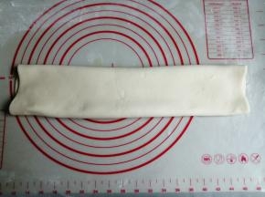 进行三折，把两边不齐的切掉