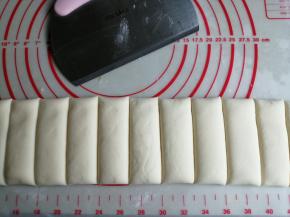 用刮板切成3CM宽的一条