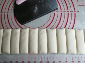 用刮板切成3CM宽的一条