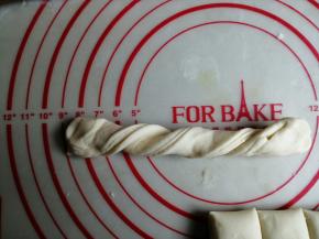 每一条都向两边轻轻拉抻长一点，左右手反方向扭