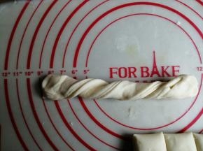 每一条都向两边轻轻拉抻长一点，左右手反方向扭