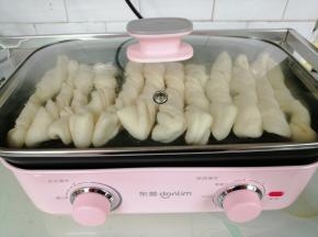 做好后摆在煎锅里，盖上锅盖，发酵40分钟左右，发酵有1.5-2倍大。发酵时间仅供参考，要根据室温决定发酵时长，所以看花卷胚发酵状态是最好的