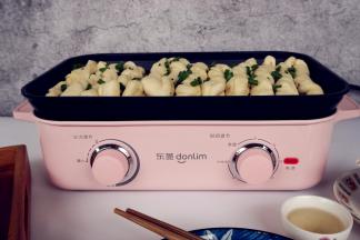 最后撒上葱花和芝麻，香煎花卷就做好了，孩子一下子吃了半盘呢，非常爱吃