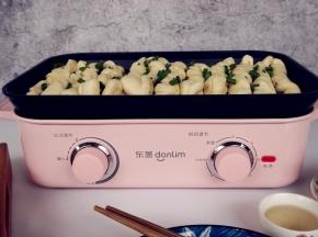 最后撒上葱花和芝麻，香煎花卷就做好了，孩子一下子吃了半盘呢，非常爱吃