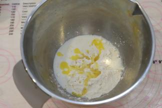 黄油融化，所有的饼皮原料放入打蛋盆内。