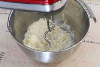 打蛋器装上揉面头，启动打蛋器。