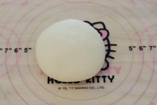 揉至光滑不沾手的面团，盖上保鲜膜松弛15分钟。