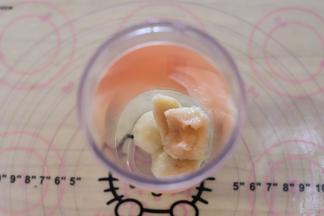 香蕉用料理机打成泥。