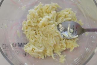 加入马苏里拉芝士碎，拌匀。