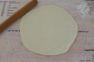 松弛好的面团擀成2-3毫米厚的薄片。