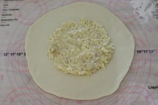 将香蕉芝士馅放在饼皮中间。