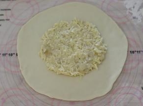 将香蕉芝士馅放在饼皮中间。