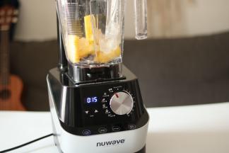 旋钮设定Frozen或lce档（35秒或15秒），因为有水果，为保持水果新鲜色泽避免氧化，使用真空盖，按Vacuum on/off，按start/stop空气清除后机器自动开始搅拌