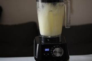 破壁机自带清洁功能，加入一滴洗涤灵和水旋钮至Clean，机器将自动清洗破壁残留，程序完成后，水龙头下冲洗干净残留洗涤灵即可。