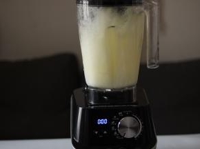 破壁机自带清洁功能，加入一滴洗涤灵和水旋钮至Clean，机器将自动清洗破壁残留，程序完成后，水龙头下冲洗干净残留洗涤灵即可。