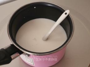 椰浆和牛奶、糖小火加热至糖融化。